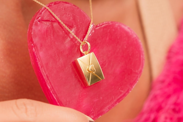 Gioielli con dedica per praticare self-love: il regalo che fai a te stessa
