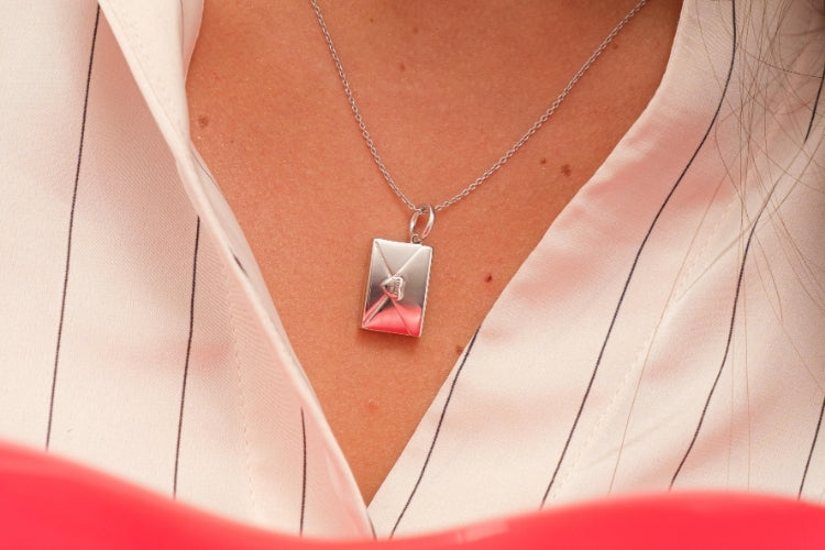 Regalo Festa della Donna per sé: gioielli e significato | LoveMemo